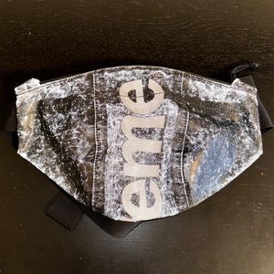 Official Supreme crossbody bag.